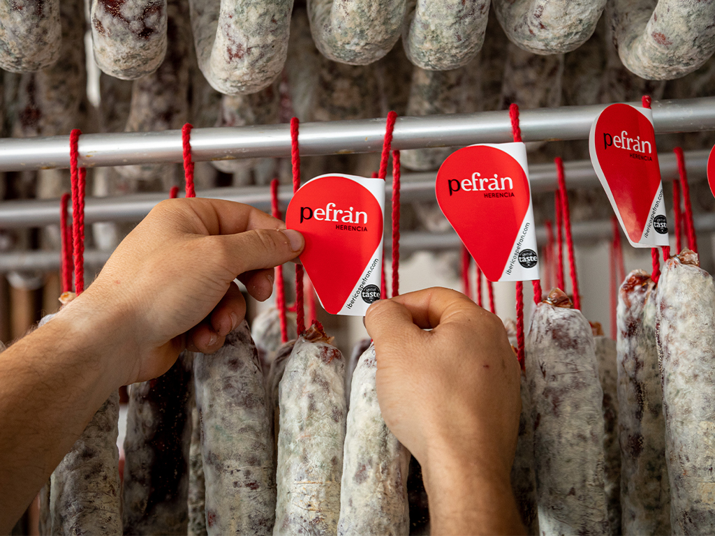 Calidad y consistencia en embutidos ibéricos para el mercado alimentario actual.